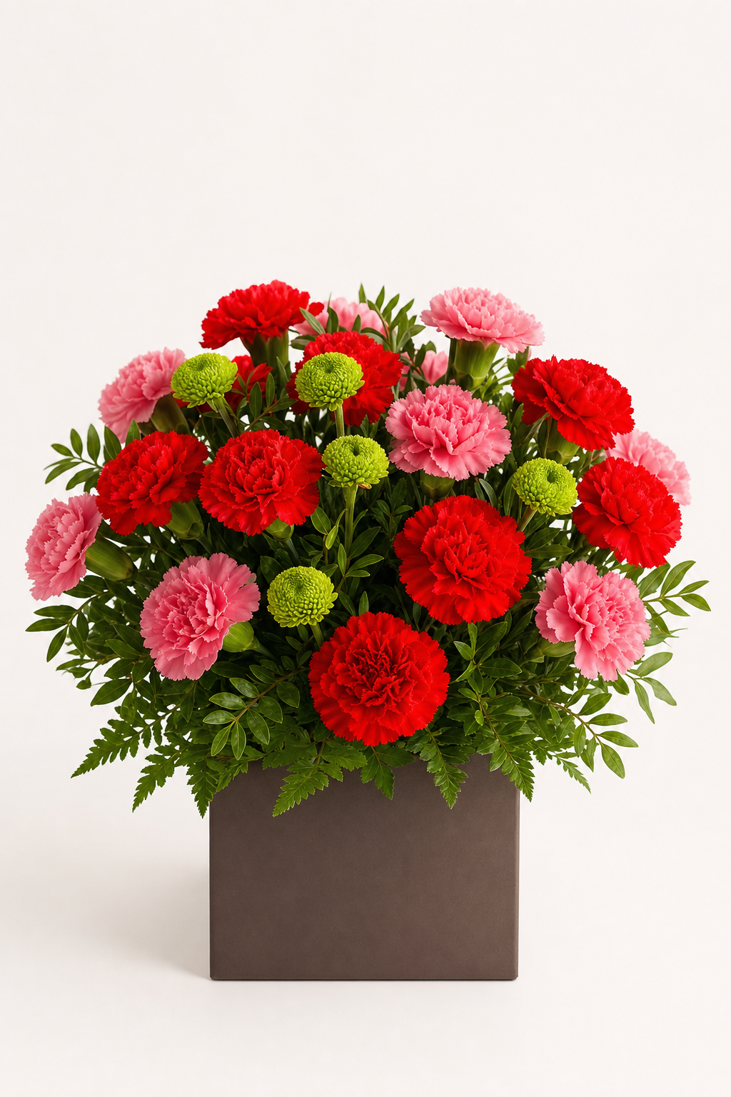 Cutie florală cu garoafe roșii, garoafe roz și crizanteme verzi