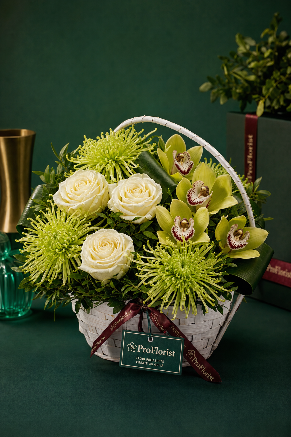Aranjament Floral Premium cu Chrysanthemum și Trandafiri Albe – imaginea 3